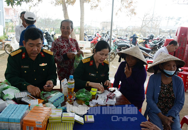 Khám, cấp phát thuốc miễn phí cho người dân địa phương.